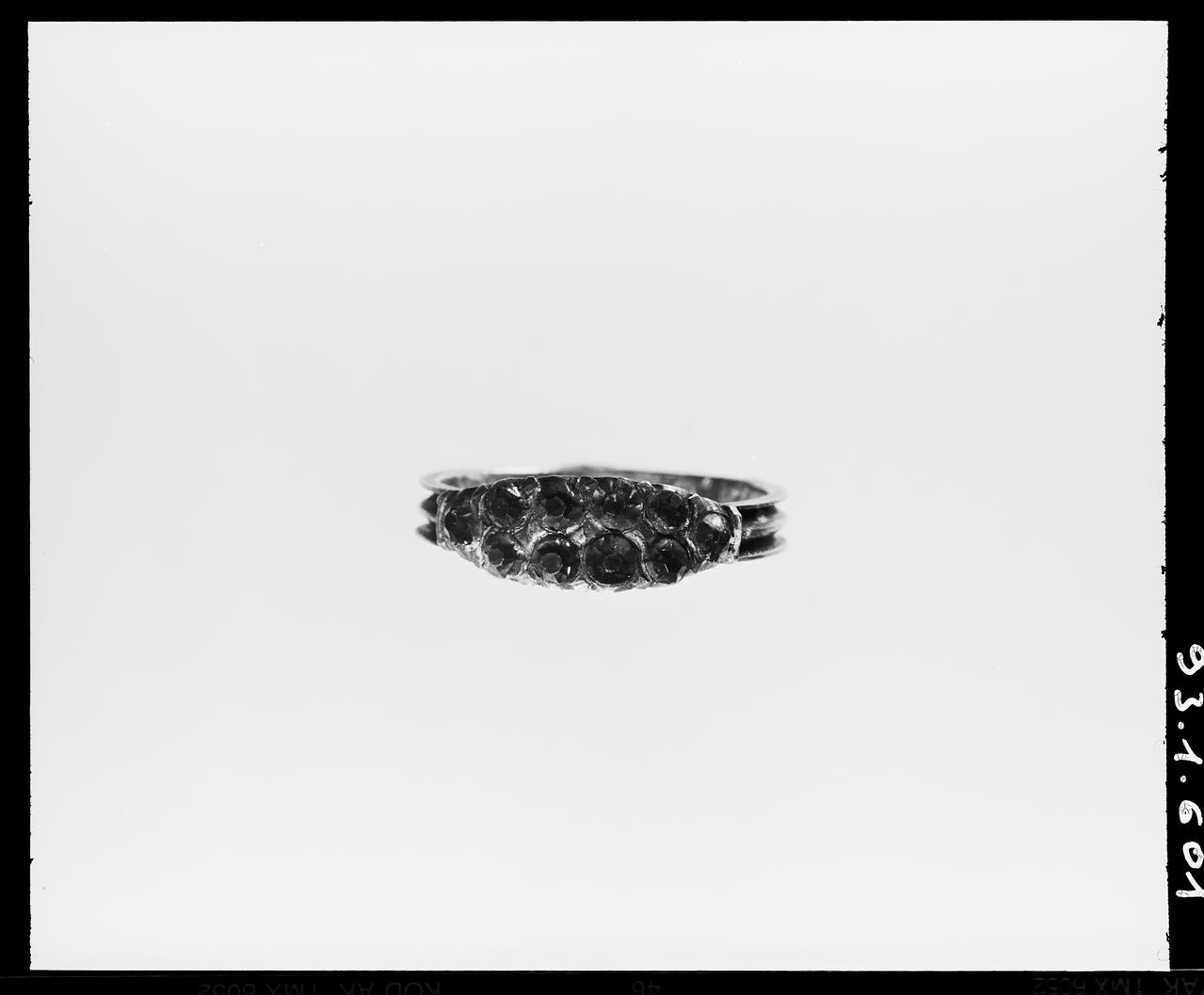 Danièle Adam photographie Bague. Argent et verre. 1819-1838 Basse-Normandie, France 1993 Ph.1993.1.601  Photo