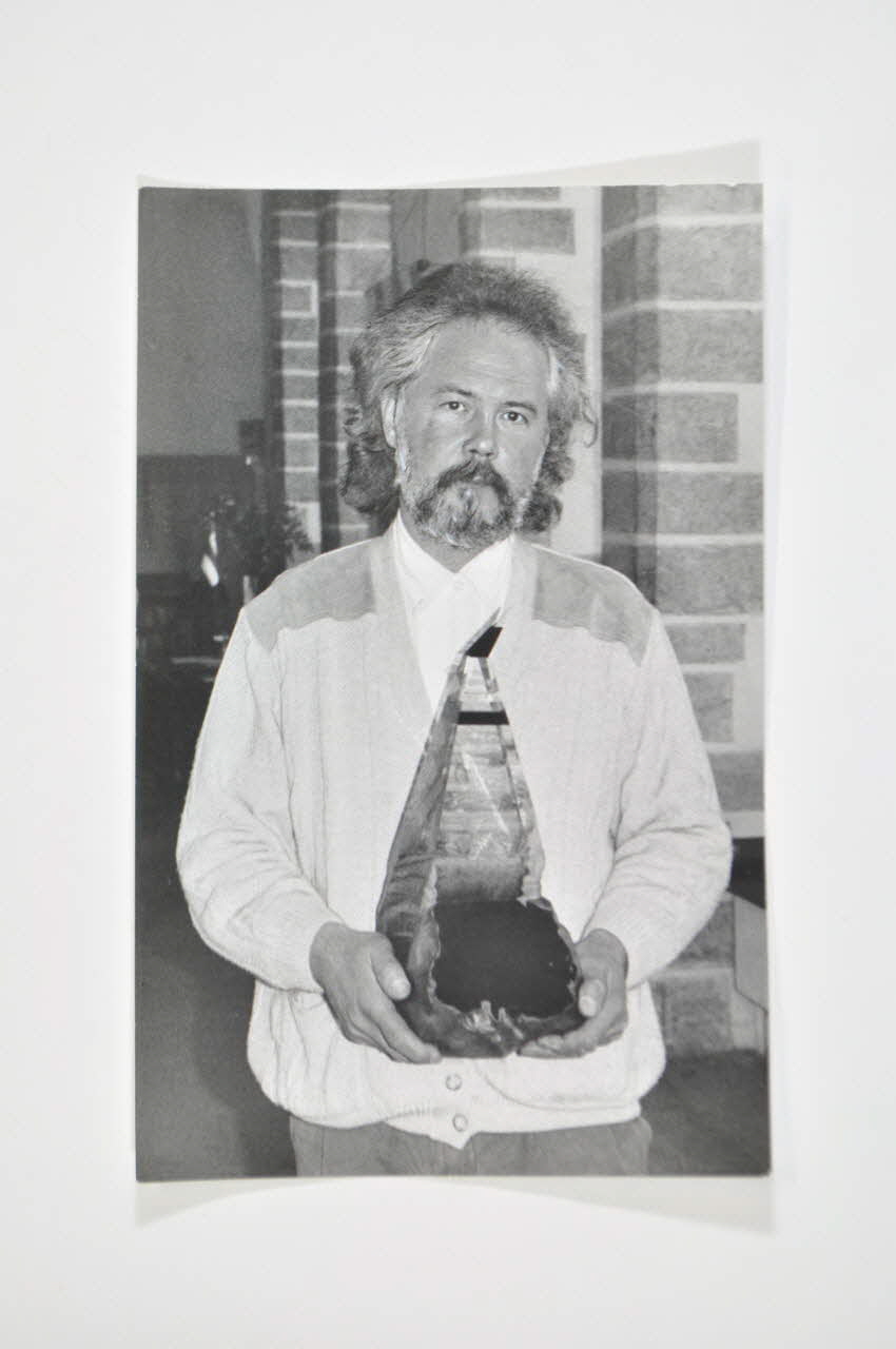 Estonian Association Anti Aids photographie Photo de Ivo Lill offrant son oeuvre le jour mémorial 1994 Estonie 1994/5/22 2005.115.14 Photo Mucem