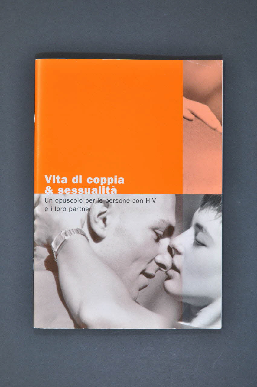 Aide Suisse Contre Le Sida (Ass) BROCHURE "Vita di coppia & sessualita. Un opusculo per le persone con HIV e i loro partner" (Rapports amoureux et sexualité. Une brochure destinée aux personnes vivant avec le VIH et à leurs partenaires) Lorraine, France 2002 2004.119.21 Photo Mucem