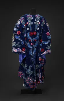 Jean-Louis Conte manteau de cirque manteau et son cintre de Yanco France 1955-1985 2024.3.12.1-2 Photo Mucem / Marianne Kuhn