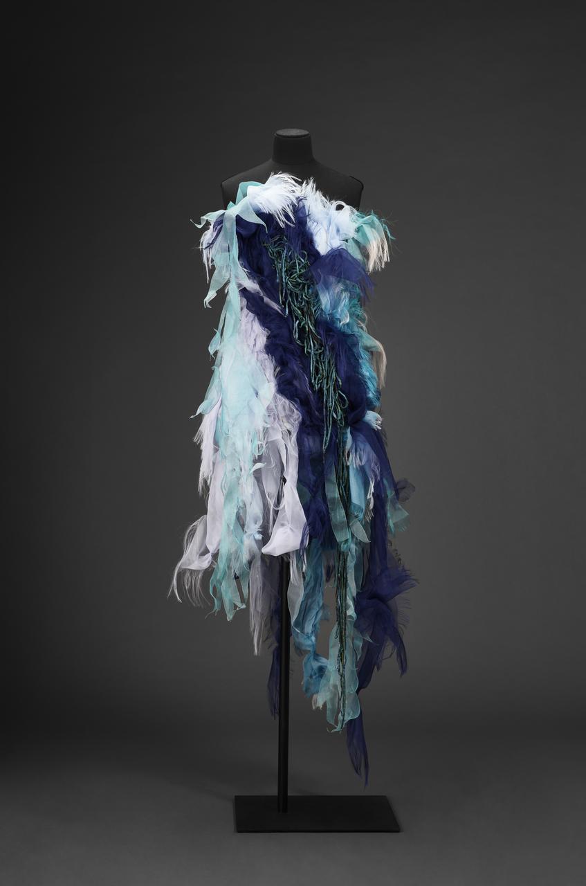 Franck Sorbier robe La nature morte : Source Ile-de-France, France 2022 2024.28.17 Photo Mucem / Marianne Kuhn