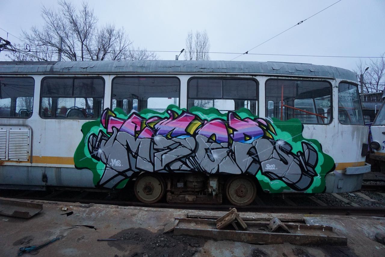 Mser photographie Graffiti sur un tramway partiellement recouvert d'une toile Roumanie 2022 2024.7.5.1 Photo