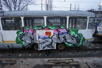 Mser photographie processus de création d'un morceau de toile graffé prélevé d'un tramway Munténie, Roumanie 2022 2024.7.5.1-4  Photo