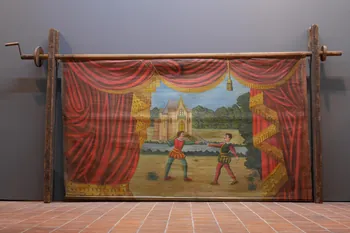 rideau de théâtre de marionnettes rideau de scène 1952.9.7  Photo Mucem ; cliché : (c) Frédéric Legoy - Musée de l'hospice Comtesse / Ville de Lille