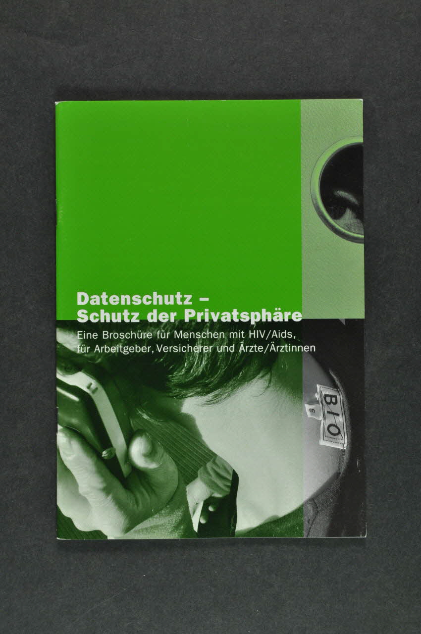 Aide Suisse Contre Le Sida (Ass) BROCHURE "Datenschutz - Schutz der privatsphäre. Eine Broschüre für Menschen mit HIV/Aids, für Arbeitgeber, Versicherer und Ärzte / Ärztinnen"  (Protection des données - protection de la vie privée. Une brochure destinée aux personnes vivant avec le VIH/sida, aux employeurs, assureurs et médecins) Lorraine, France 2002/11 2004.119.25 Photo Mucem