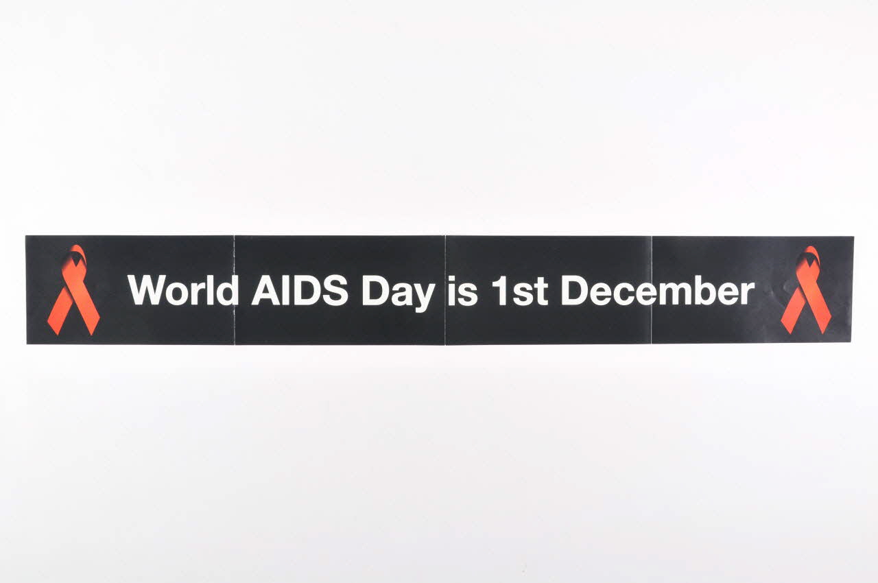 banderole "World AIDS Day 1st December" (Le 1er décembre est la journée mondiale du sida) 2003.106.31 Photo Mucem