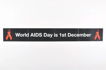 banderole "World AIDS Day 1st December" (Le 1er décembre est la journée mondiale du sida) 2003.106.31 Photo Mucem