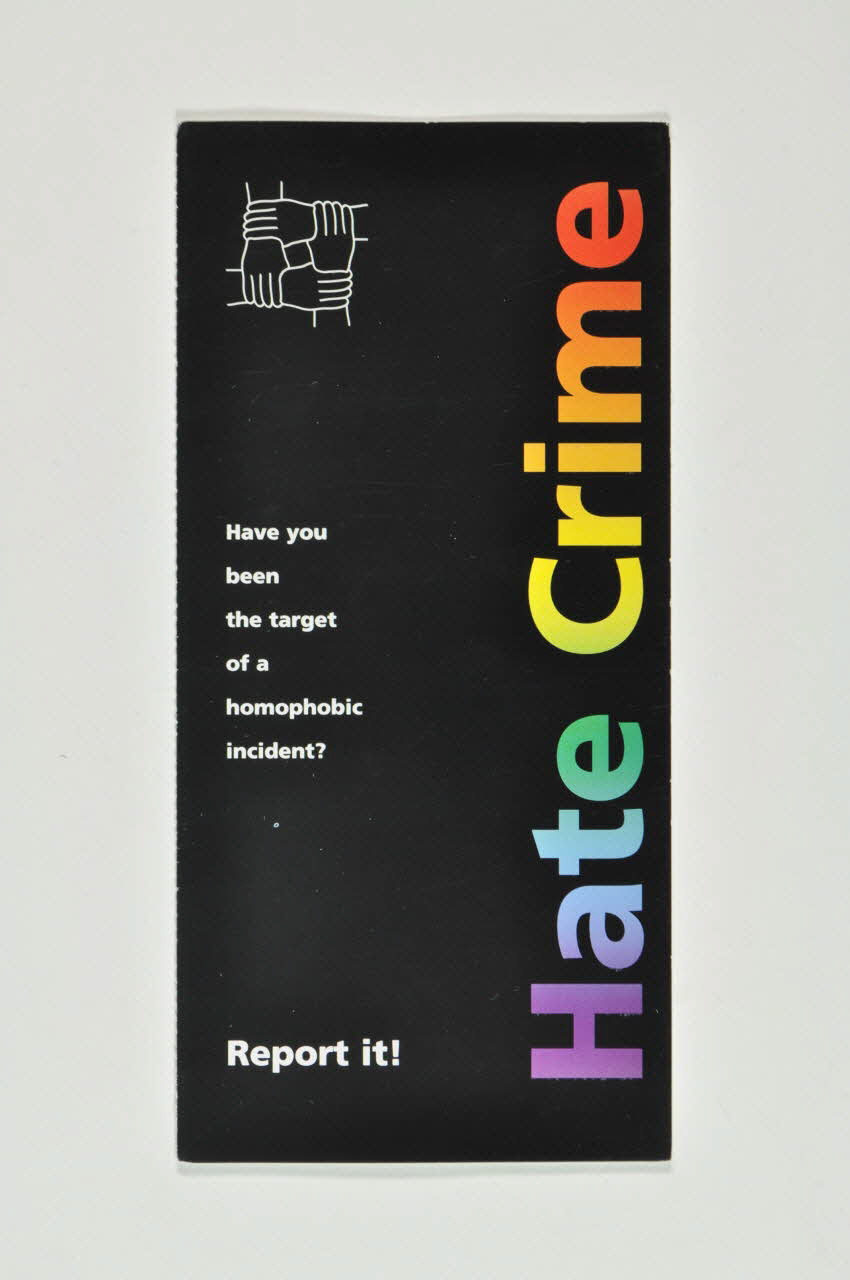 Dépliant "Hate Crime. Have you been the target of a homophobic incident? Report it !" (Crime de haine. Avez vous été la cible d'un incident homophobe. Rapportez le !) 2003.106.38 Photo Mucem