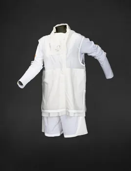 Paris 2024, Comité d’organisation des Jeux Olympiques et Paralympiques ; Decathlon costume de sport Uniforme de « dernier relayeur » Ile-de-France, France 2024 2025.8.4.1-6 Photo Mucem / Marianne Kuhn