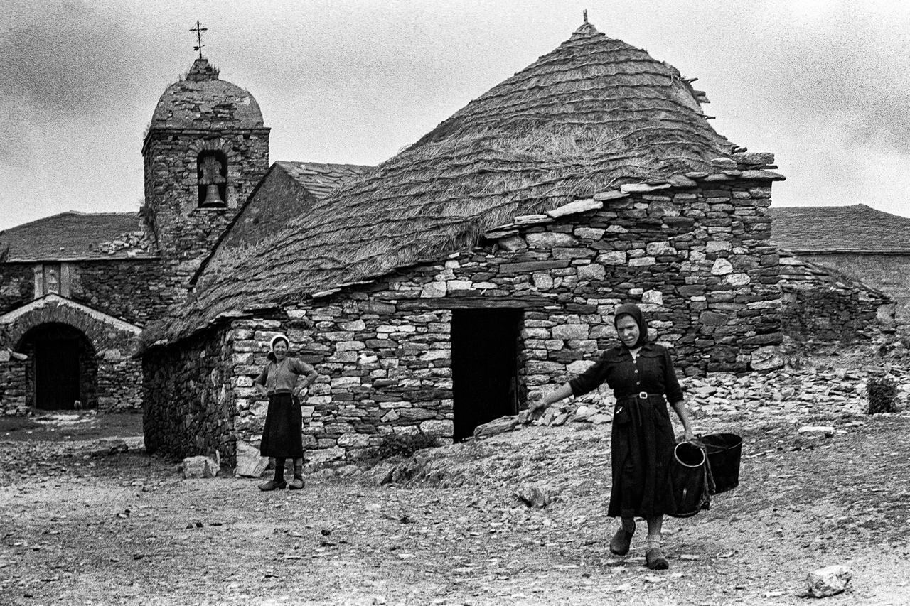 André Martin tirage photographique moderne Femmes dans un village Galice, Espagne 1956 2025.1.1 Photo André Martin