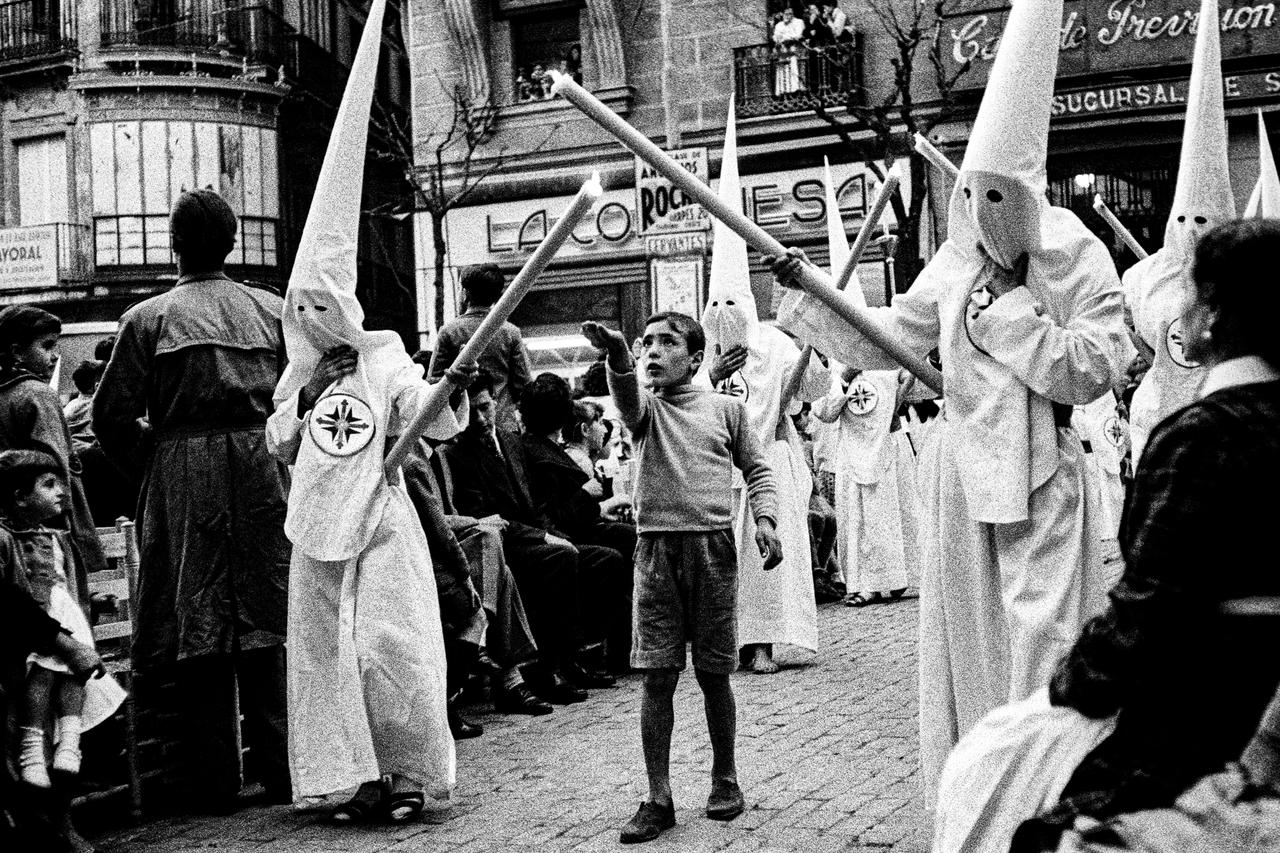 André Martin tirage photographique moderne La confrérie de San Gonzalo pendant la Semaine sainte Andalousie, Espagne 1956 2025.1.5 Photo André Martin