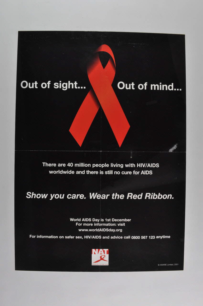 National Aids Trust (NAT) affiche Affichette "Out of sight... Out of mind. Show you care. Wear the Red Ribbon" (Hors de la vue... hors de l'esprit / Montrez que cela vous concerne. Portez le ruban rouge) Grande Bretagne 2001 2003.106.46 Photo Mucem