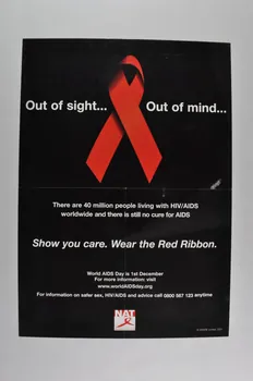 National Aids Trust (NAT) affiche Affichette "Out of sight... Out of mind. Show you care. Wear the Red Ribbon" (Hors de la vue... hors de l'esprit / Montrez que cela vous concerne. Portez le ruban rouge) Grande Bretagne 2001 2003.106.46  Photo Mucem