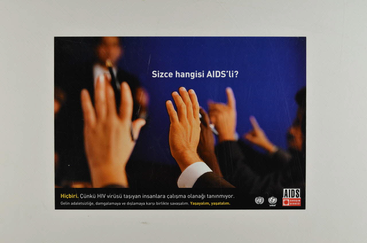 Aids  Savasim Dernegi (Aids Prevention  Society) affiche "Sizce hangisi AIDS'li ?" (mains d'hommes) (Qui n'a pas le sida ici ?) (vérifier la traduction) Turquie 2002 2005.116.1 Photo Mucem