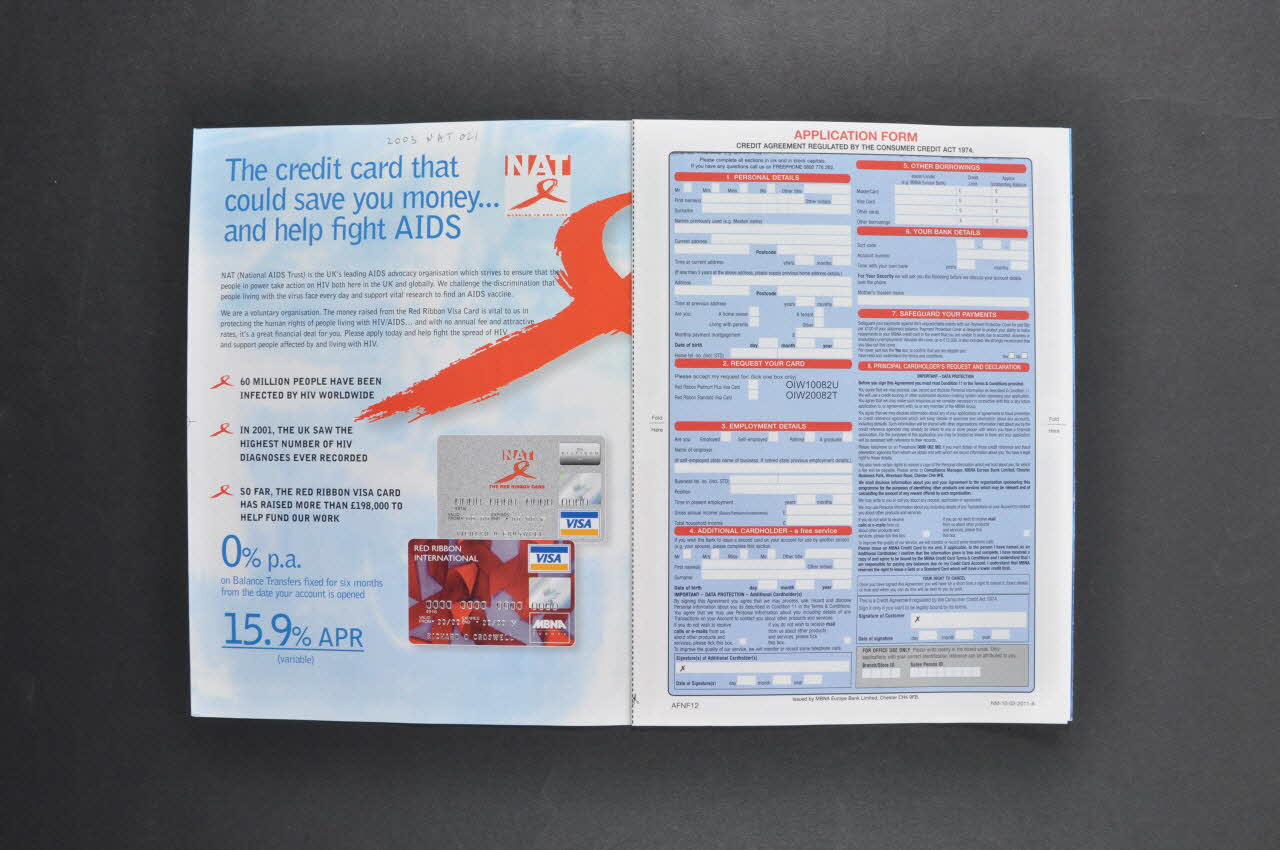 National Aids Trust (NAT) Dépliant "The red ribbon visa card" (La carte visa ruban rouge) Grande Bretagne 2002 2003.106.5.1-2 Photo Mucem