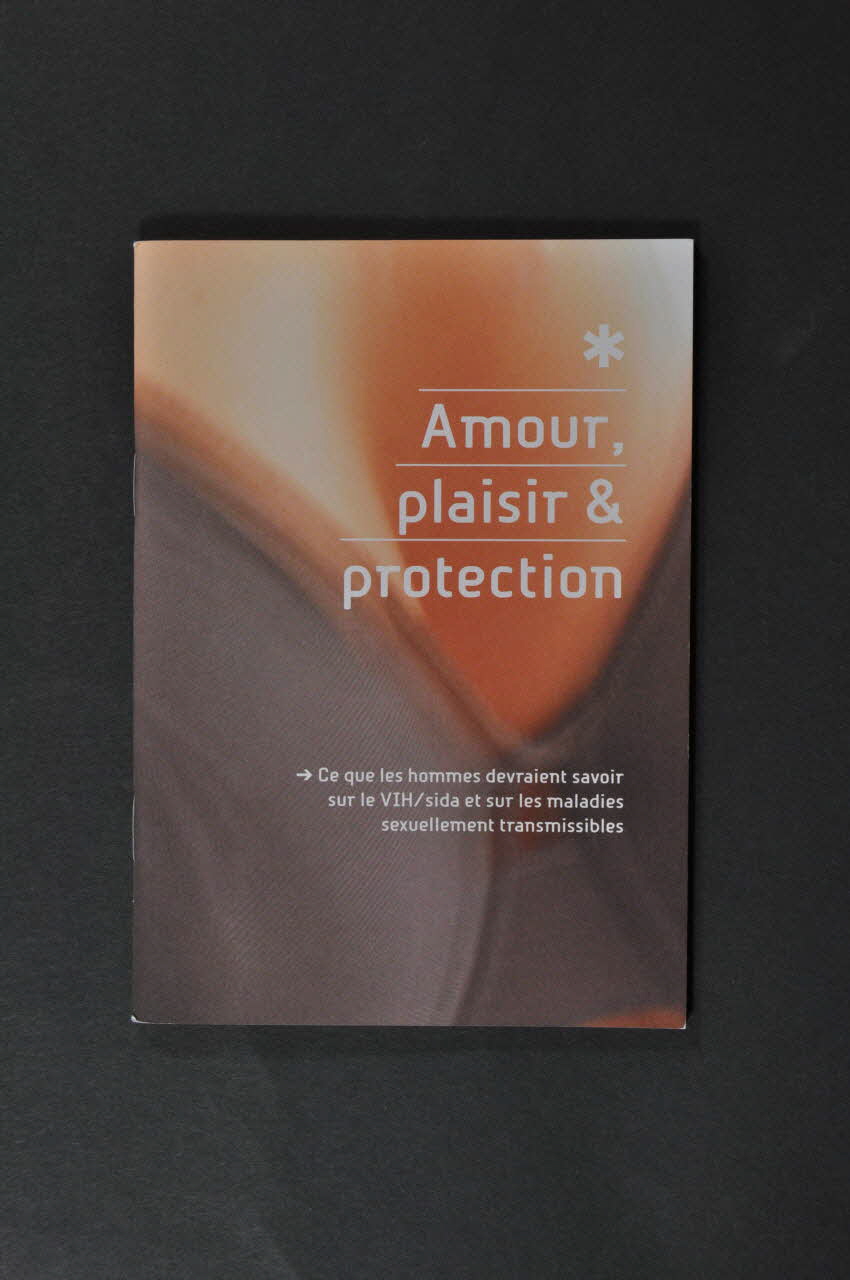 Aide Suisse Contre Le Sida (Ass) BROCHURE "Amour, plaisir et protection. Ce que les hommes devraient savoir sur le VIH/sida et sur les maladies sexuellement transmissibles". Lorraine, France 2004 2004.119.5 Photo Mucem