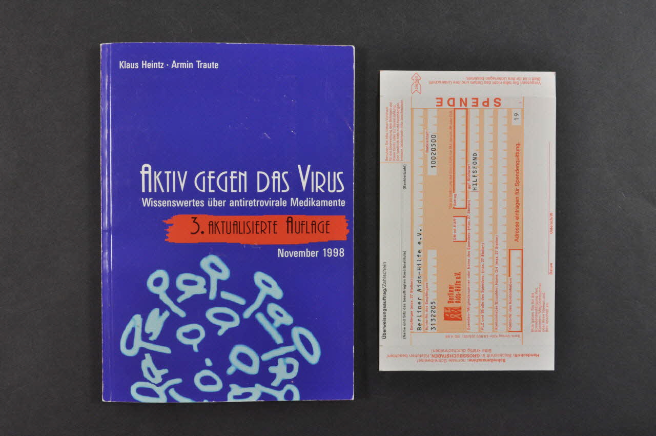Berliner Aids-Hilfe livre Klaus Heuntz et Armin Traute : "Aktiv Gegen das Virus. Wissenswertes über antiretrovirale Medikamente" (Actif contre le virus. Savoirs sur les médicaments antirétroviraux) (3ème édition) Allemagne 1998/11 2003.107.25.1-2 Photo Mucem