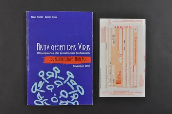 Berliner Aids-Hilfe livre Klaus Heuntz et Armin Traute : "Aktiv Gegen das Virus. Wissenswertes über antiretrovirale Medikamente" (Actif contre le virus. Savoirs sur les médicaments antirétroviraux) (3ème édition) Allemagne 1998/11 2003.107.25.1-2  Photo Mucem