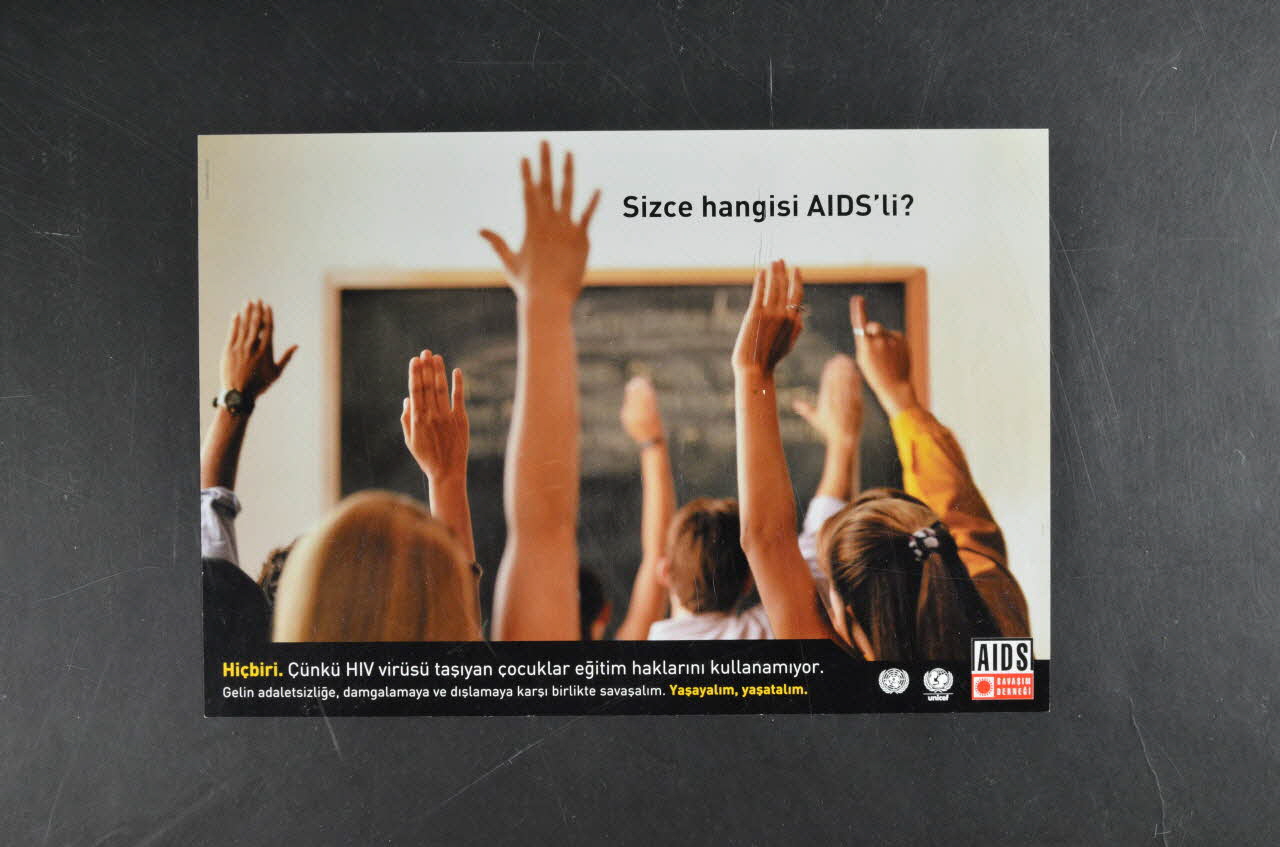 Aids  Savasim Dernegi (Aids Prevention  Society) affiche "Sizce hangisi AIDS'li ?" (mains d'enfants) (Qui n'a pas le sida ici ?) (vérifier la traduction) Turquie 2002 2005.116.4 Photo Mucem