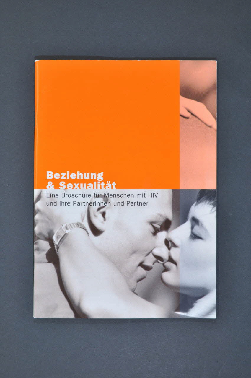 Aide Suisse Contre Le Sida (Ass) BROCHURE "Beziehung & Sexualität. Eine Broschüre für Menschen mit HIV und ihre Partnerinnen und Partner" (Rapports amoureux et sexualité. Une brochure destinée aux personnes vivant avec le VIH et à leurs partenaires) Lorraine, France 2002/2 2004.119.65 Photo Mucem