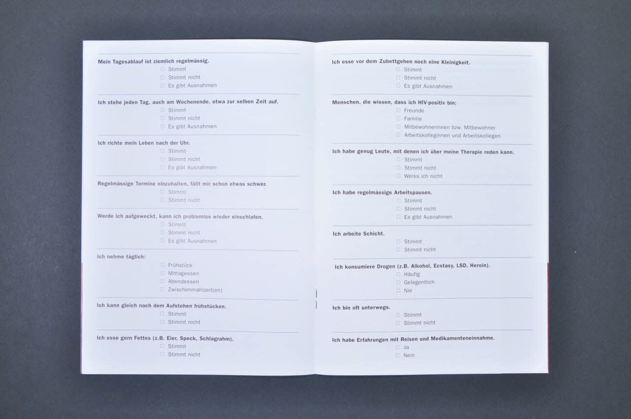 Aide Suisse Contre Le Sida (Ass) BROCHURE "Bereit für die Therapie ? Ein Weigweiser zur erfolgreichen Kombinationsbehandlung gegen HIV"    (Prêt pour la thérapie ? Un guide pour réussir un traitement combiné anti-VIH) Lorraine, France 2001 2004.119.66 Photo Mucem