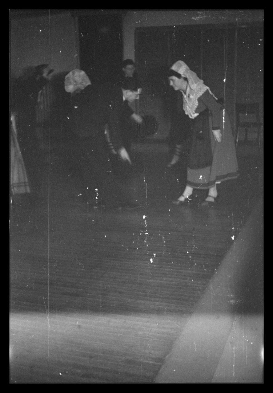 Jeannine Auboyer photographie École félibréenne de Limoges. École du Barbichet. Une figure du "menuguet" Limousin, France 1939/12/14 Ph.1939.27.46  Photo