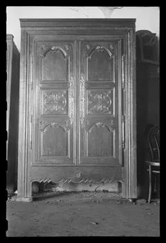 Maurice Coz ; René Coz ; Franck Eliès photographie Chez Monsieur Robic, ébéniste. Armoire peinte en rouge Bretagne, France 1941/12/19 Ph.1942.11.9  Photo