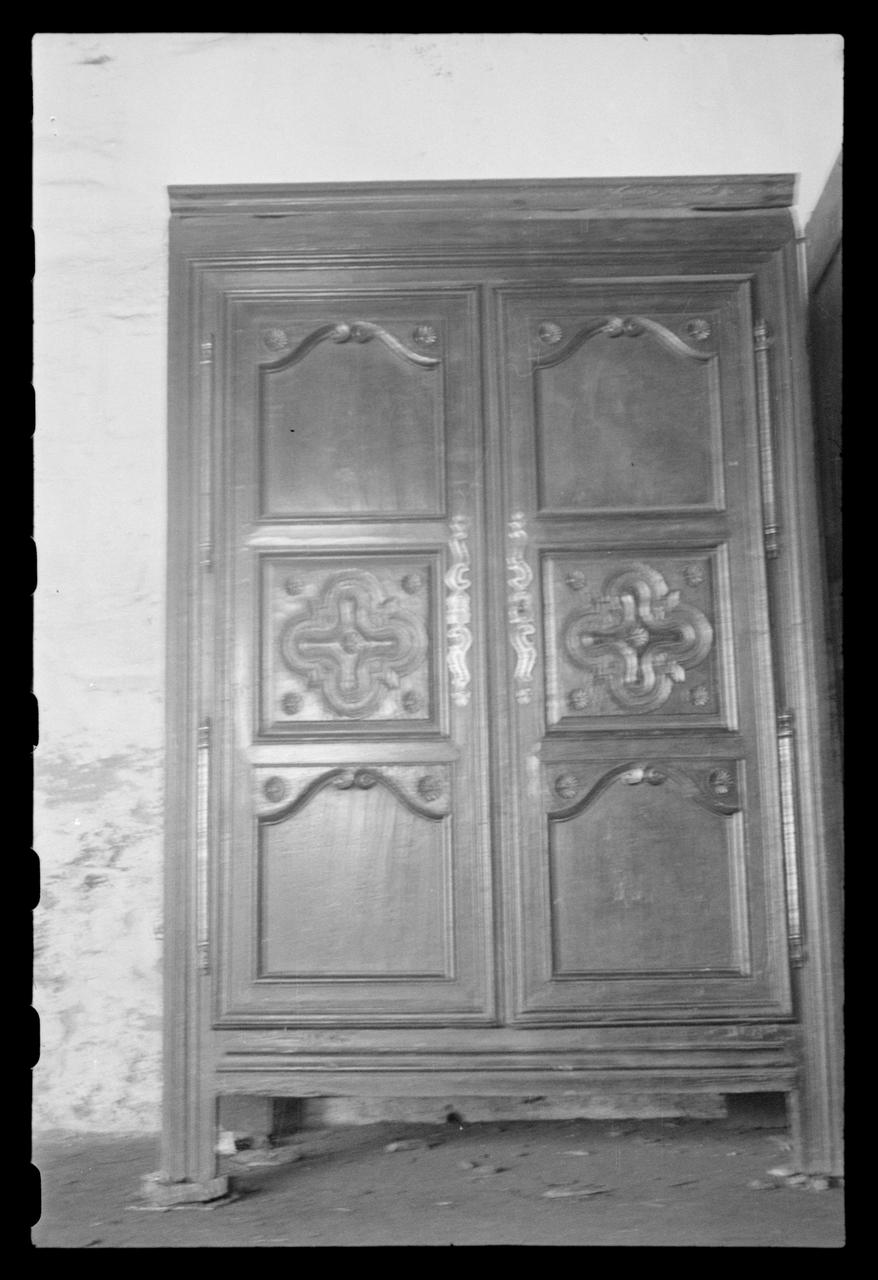 Maurice Coz ; René Coz ; Franck Eliès photographie Chez Monsieur Robic, ébéniste. Armoire peinte en rouge Bretagne, France 1941/12/19 Ph.1942.11.10  Photo