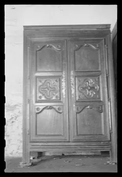 Maurice Coz ; René Coz ; Franck Eliès photographie Chez Monsieur Robic, ébéniste. Armoire peinte en rouge Bretagne, France 1941/12/19 Ph.1942.11.10  Photo