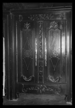 Maurice Coz ; René Coz ; Franck Eliès photographie Chez Monsieur Denis Moullac, cultivateur à Kélagadou. Armoire en châtaignier Bretagne, France 1942/1/14 Ph.1942.11.11  Photo
