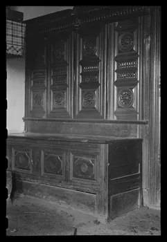 Maurice Coz ; René Coz ; Franck Eliès photographie Chez Monsieur Denis Moullac, cultivateur. Armoire en châtaignier Bretagne, France 1942/1/14 Ph.1942.11.12  Photo