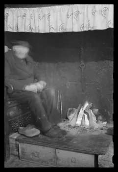 Maurice Coz ; René Coz ; Franck Eliès photographie Chez Monsieur Bourlais, débitant. Lit clos Bretagne, France 1942/1/15 Ph.1942.11.18  Photo
