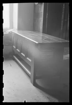 Maurice Coz ; René Coz ; Franck Eliès photographie Chez Mademoiselle Le Bail, cultivatrice. Table à glissière Bretagne, France 1942/1/17 Ph.1942.11.21  Photo