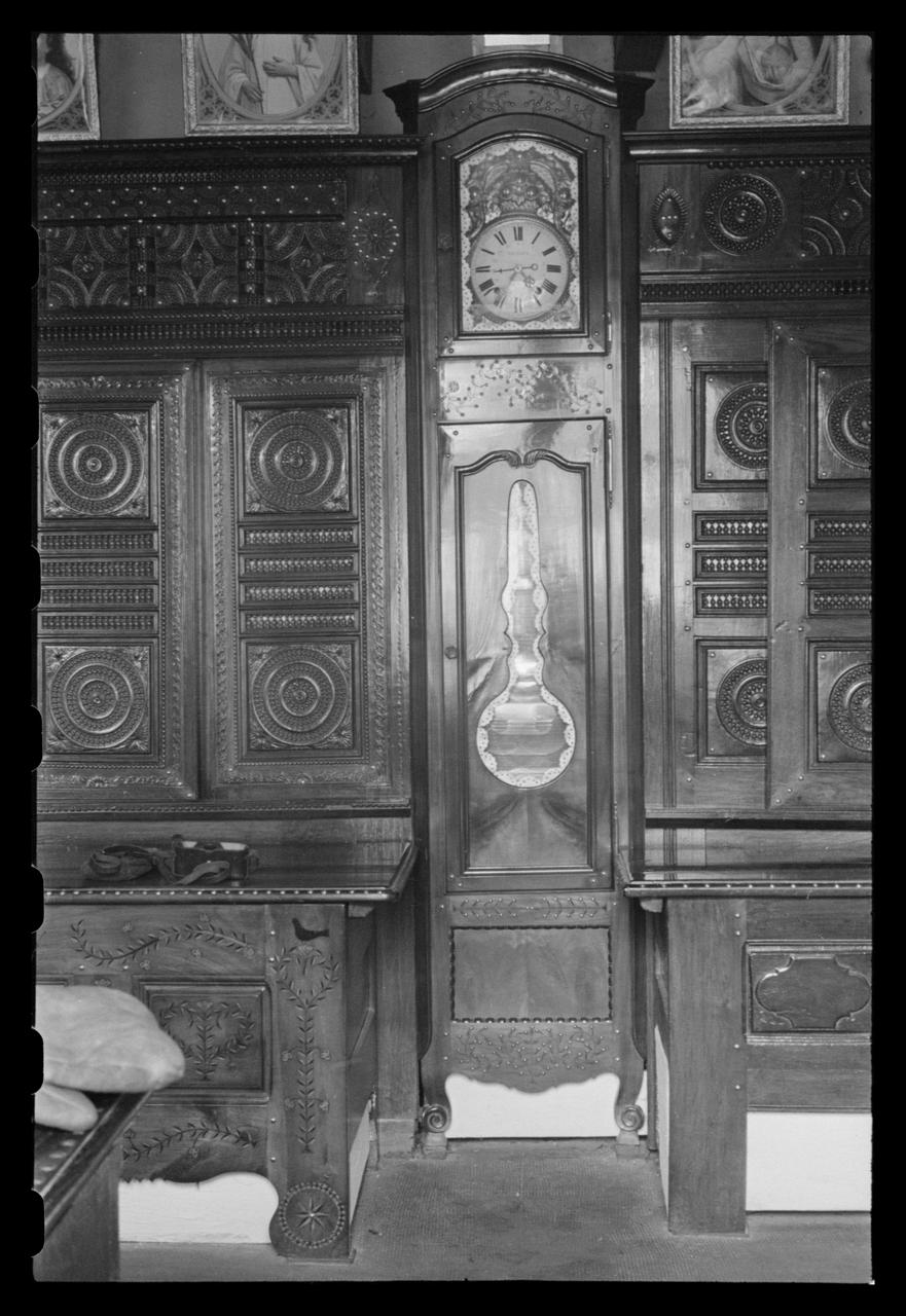 Maurice Coz ; René Coz ; Franck Eliès photographie Chez Mademoiselle Le Bail, cultivatrice. Horloge en châtaignier Bretagne, France 1942/1/17 Ph.1942.11.22  Photo