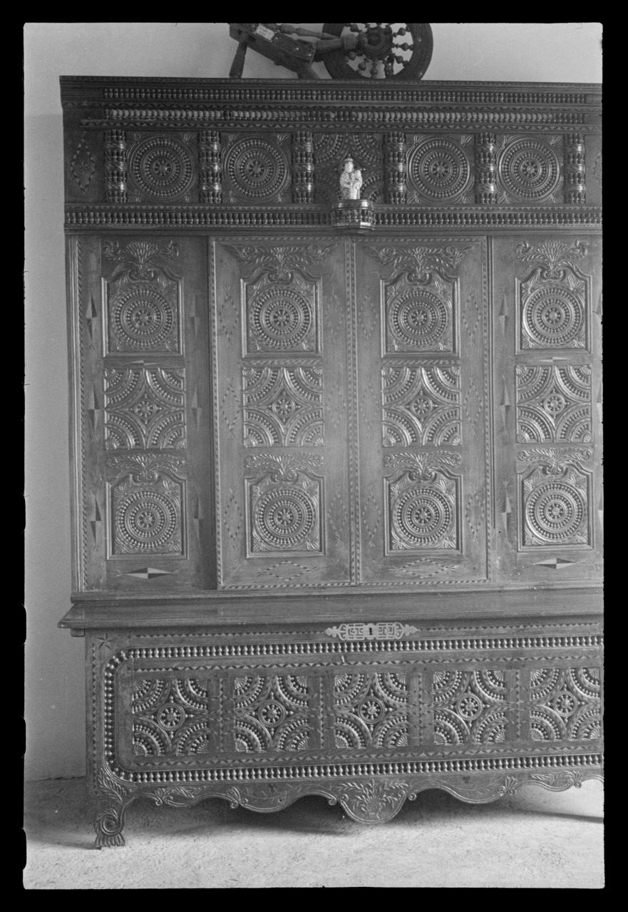 Maurice Coz ; René Coz ; Franck Eliès photographie Maison Lecorre. Lit clos à porte coulissante Bretagne, France 1942/1/19 Ph.1942.11.23  Photo