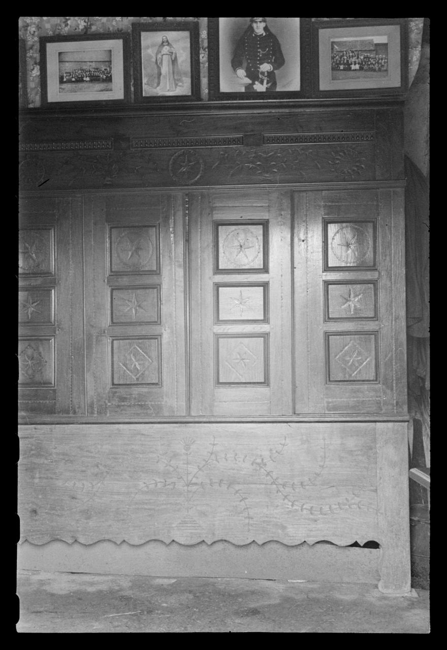 Maurice Coz ; René Coz ; Franck Eliès photographie Chez Monsieur Jean Goadec à Saint-Fiacre. Lit clos en châtaignier Bretagne, France 1942/1/21 Ph.1942.11.26  Photo