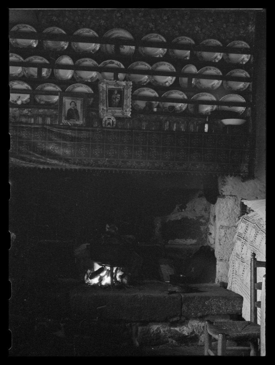 Maurice Coz ; René Coz ; Franck Eliès photographie Chez Monsieur Jean Goadec à Saint-Fiacre. Lit clos en châtaignier Bretagne, France 1942/1/21 Ph.1942.11.27  Photo
