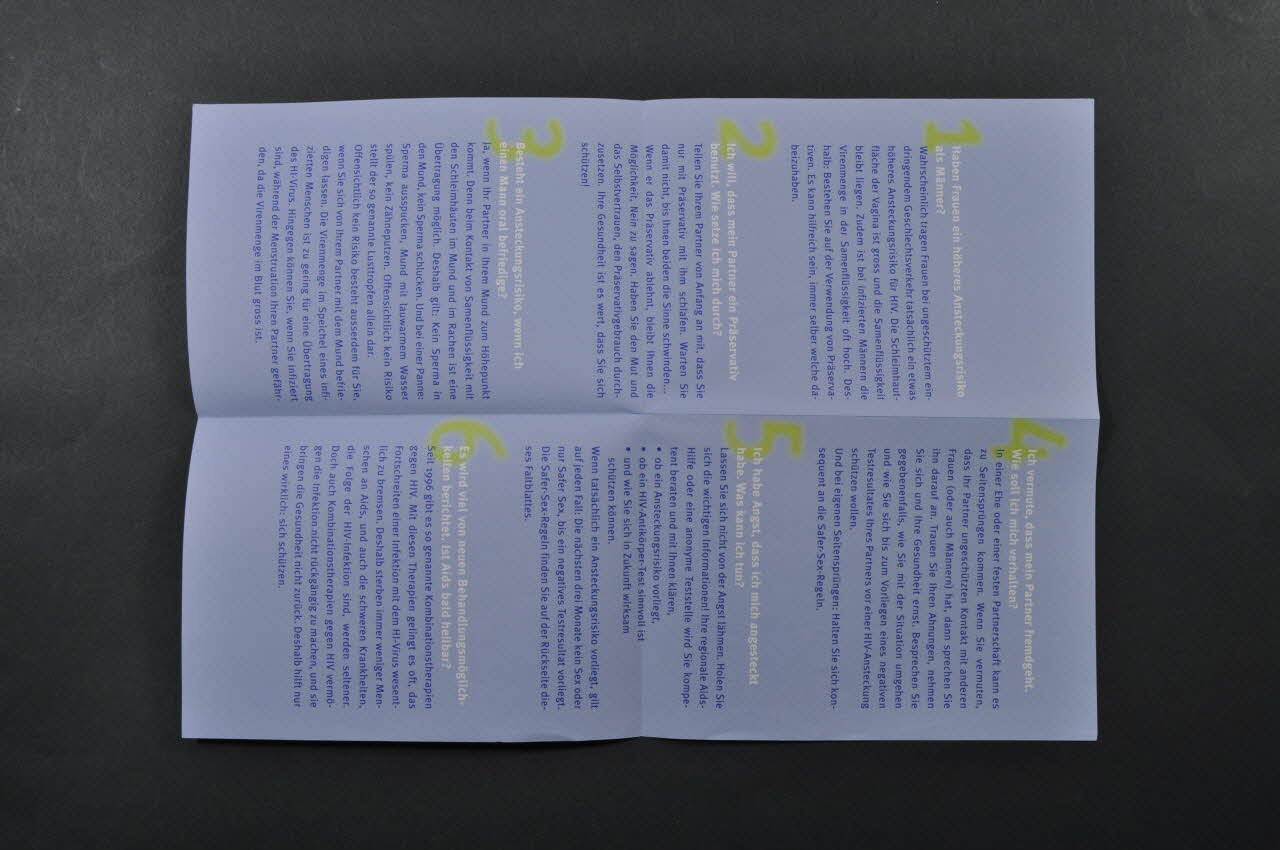 Aide Suisse Contre Le Sida (Ass) Dépliant "HIV/Aids. Die sechs häufigsten Fragen von Frauen und die Antworten dazu." " (Réponses aux six questions que posent le plus souvent les femmes" Lorraine, France 2000 2004.119.98 Photo Mucem
