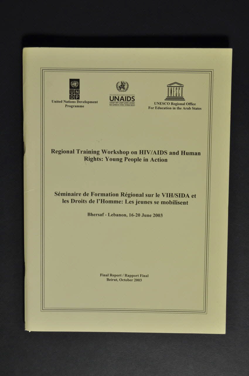 Unaids, Unesco, United Nations Development Program BROCHURE "Séminaire de formation régional sur le VIH/Sida et les Droits de l'Homme : les jeunes se mobilisent" (en arabe, résumés en anglais et en français) Liban 2003 2005.119.20 Photo Mucem