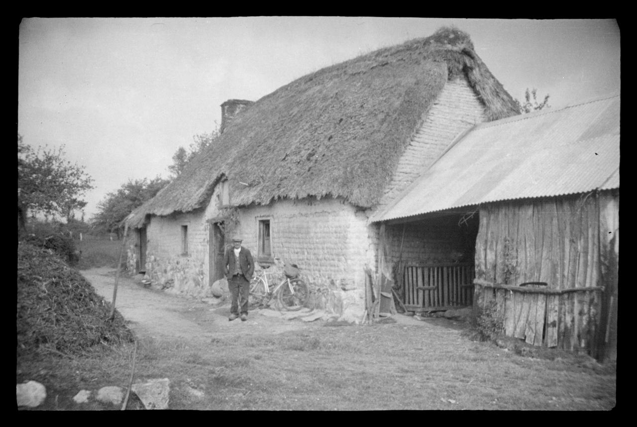 Montfort photographie Maison en terre Bretagne, France 1943/5/5 Ph.1943.169.29  Photo