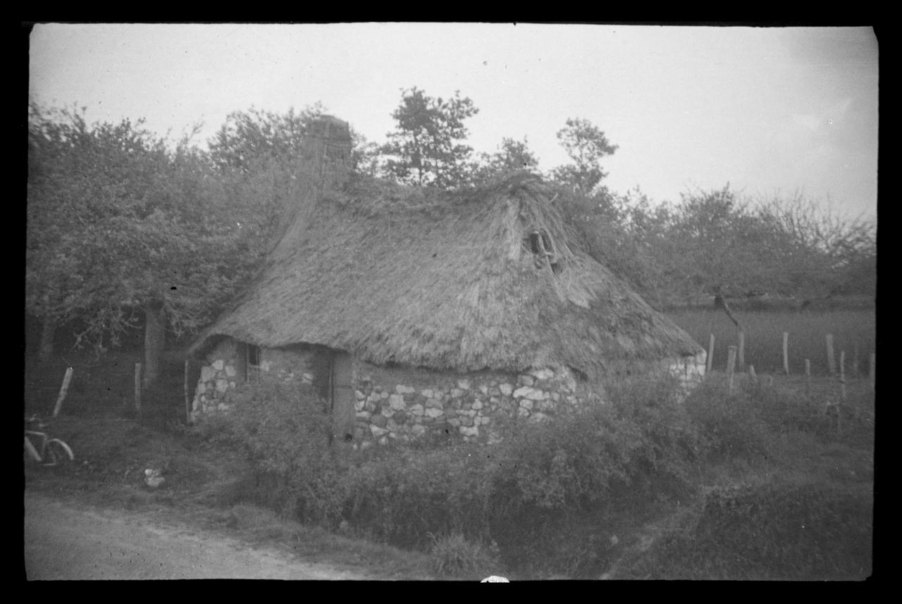 Montfort photographie Loge abandonnée Bretagne, France 1943/5/5 Ph.1943.169.30  Photo
