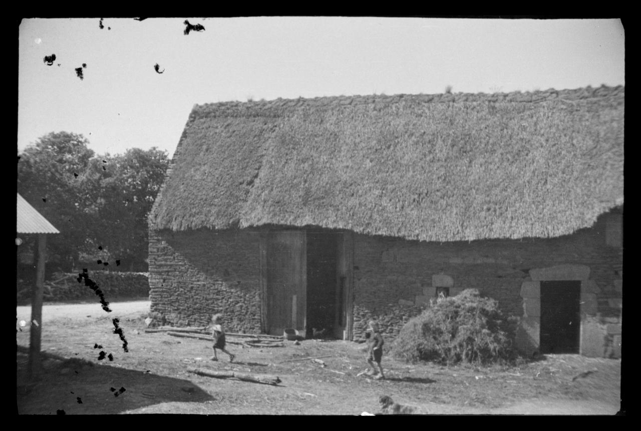 Montfort photographie Ferme. Façade Bretagne, France 1943/5/13 Ph.1943.169.54  Photo