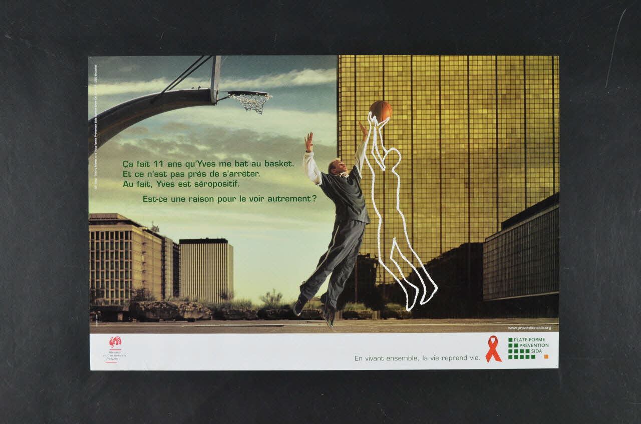 Plate Forme Prévention Sida Et Ministère De La affiche "Ca fait 11 ans qu"Yves me bat au basket. Et ce n'est pas près de s'arrêter. Au fait, Yves est séropositif. Est-ce une raison de le voir autrement ?" Belgique 2004 2004.120.3 Photo Mucem