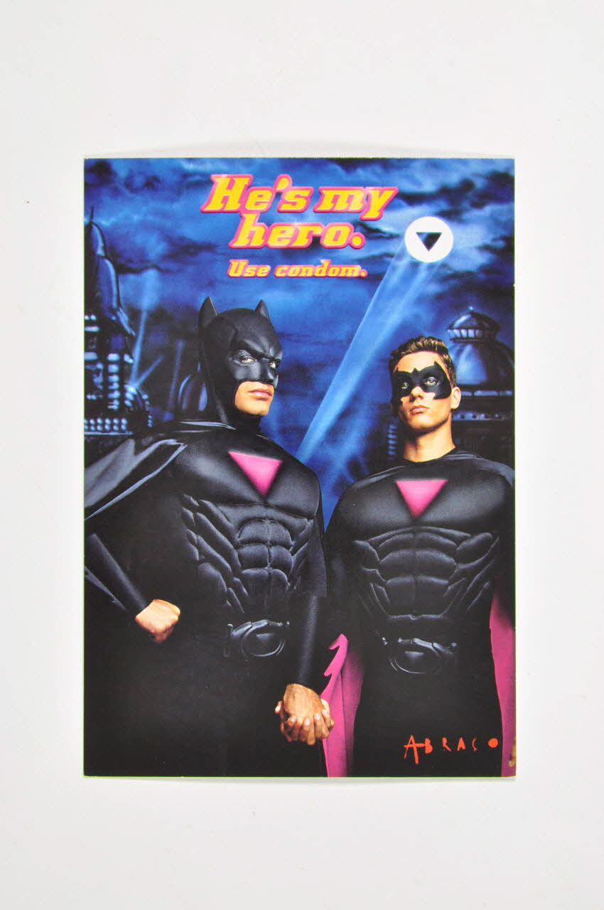 Abraço carte postale "He's my hero. Use condom" (C'est mon héros. Utilisez des préservatifs.) Portugal 2001 2003.109.101 Photo Mucem