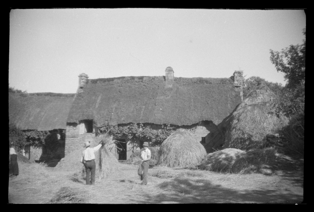 Montfort photographie Battage au fléau et village de Kerhyou Bretagne, France 1943/8/31 Ph.1943.323.51 Photo