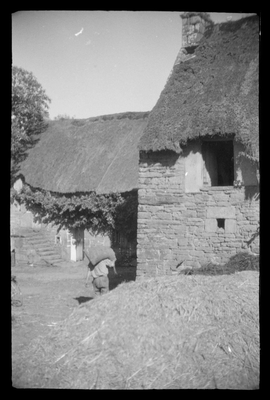 Montfort photographie Battage au fléau et village de Kerhyou Bretagne, France 1943/8/31 Ph.1943.323.52 Photo