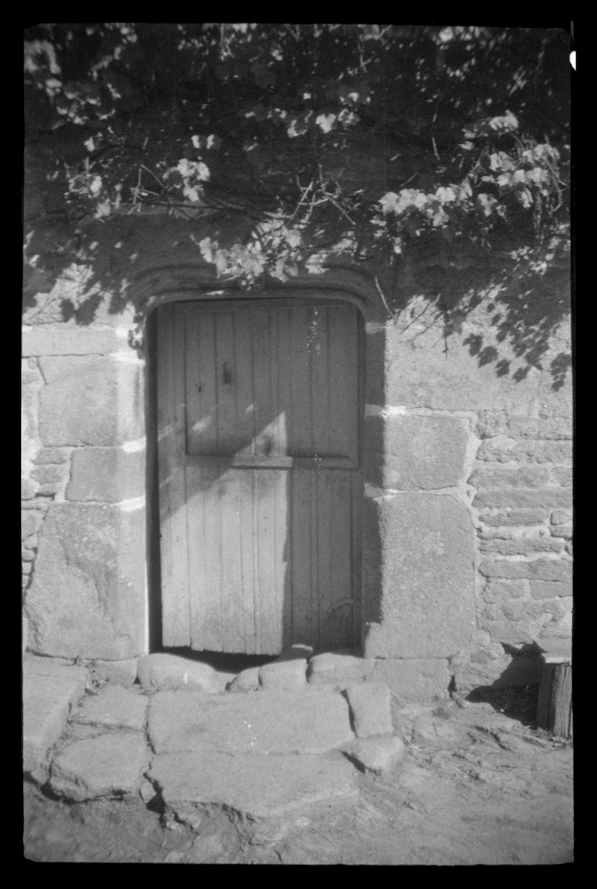 Montfort photographie Battage au fléau et village de Kerhyou Bretagne, France 1943/8/31 Ph.1943.323.53 Photo