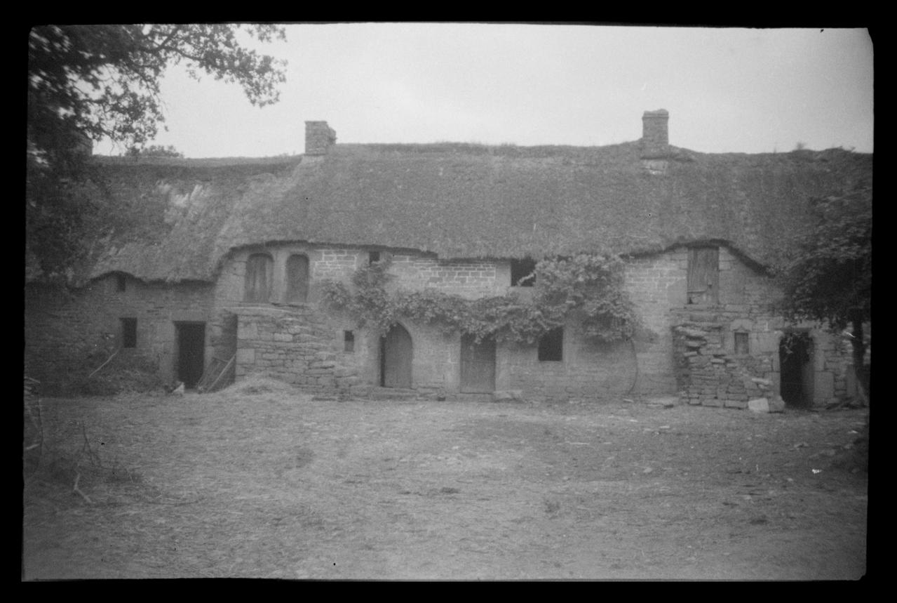 Montfort photographie Maison à escalier extérieur Bretagne, France 1943/8/31 Ph.1943.323.55 Photo