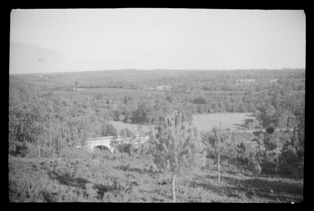 Montfort photographie Paysages, vers Kerbéron, de la route de Baud à Pont Auguin Bretagne, France 1943/9/1 Ph.1943.323.56 Photo