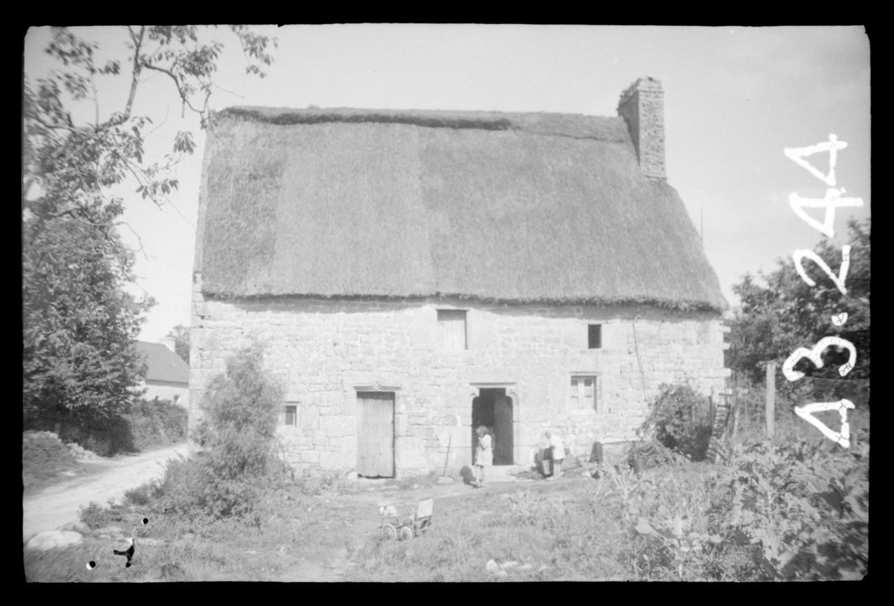 Montfort photographie [Habitation] Bretagne, France 1943/9/7 Ph.1943.323.63 Photo